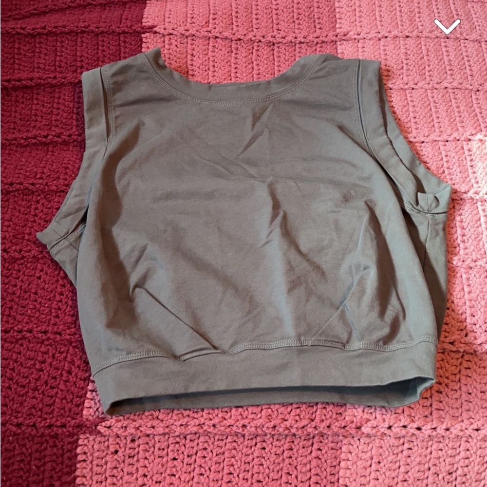 grey arrive guide work out cropped tank top!